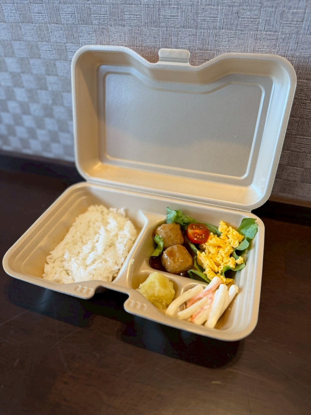 ごはんと彩り豊かなおかずが入った手づくり弁当