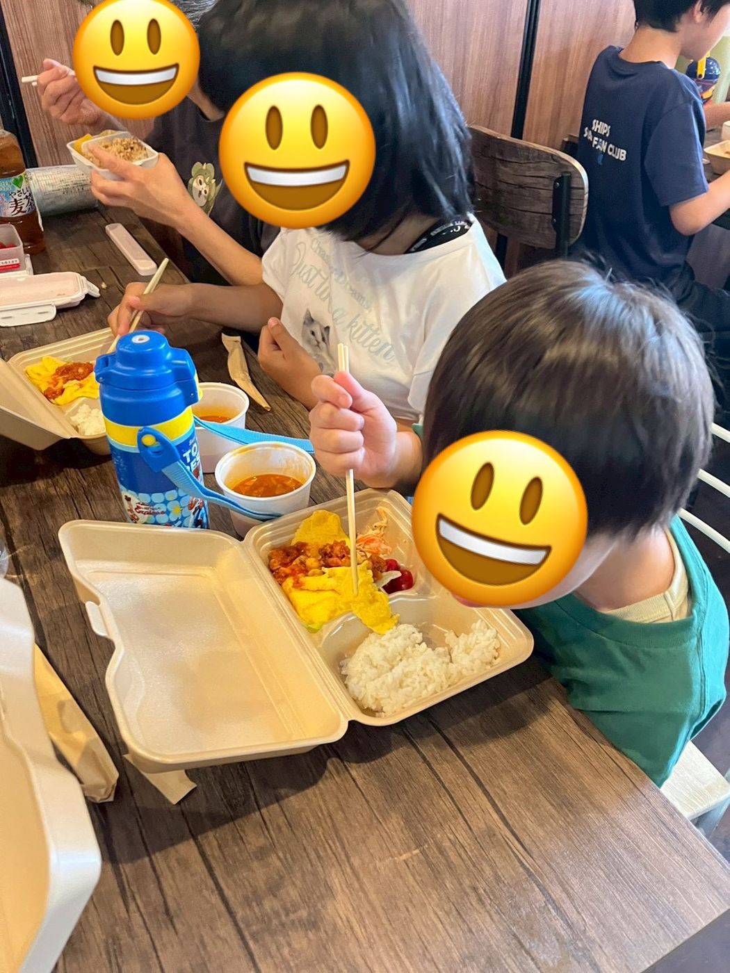 手づくりのお弁当を食べる子ども