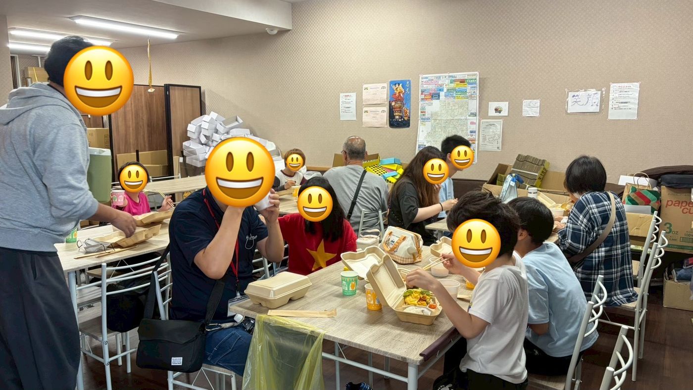 子ども食堂の会場で交流する参加者とスタッフ