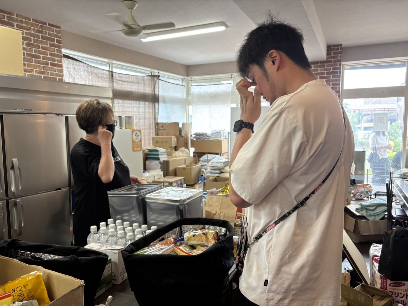 会場の厨房でお弁当を調理するスタッフ