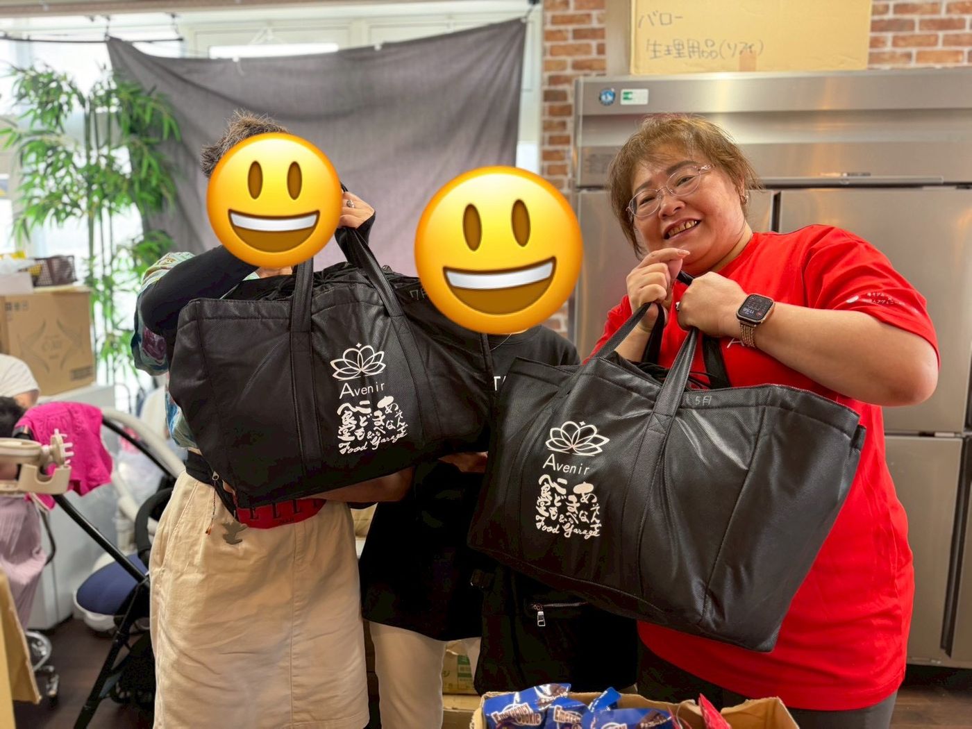 フードガレージの黒い専用保冷バッグを受け取った皆さん
