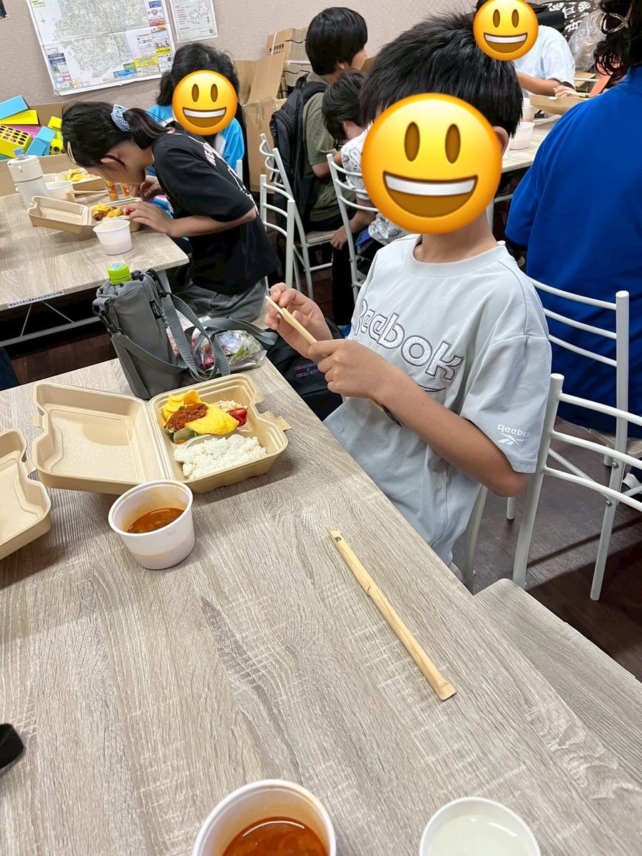 会場でお弁当を食べる子どもたちのにぎわい